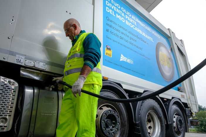 Il contributo della provincia di Varese e di Malpensa nel trasformare gli oli esausti in biocarburante Il contributo della provincia di Varese e di Malpensa nel trasformare gli oli esausti in biocarburante