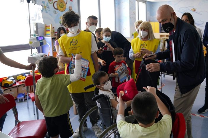 L'allenatore del Milan Stefano Pioli tra i bambini dell'ospedale Del Ponte di Varese
