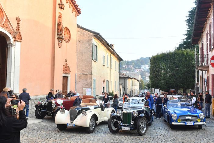 Domenica 24 torna con una settantina di auto d’epoca “Ruote nella Storia” a cura di Aci Varese Domenica 24 torna con una settantina di auto d’epoca “Ruote nella Storia” a cura di Aci Varese