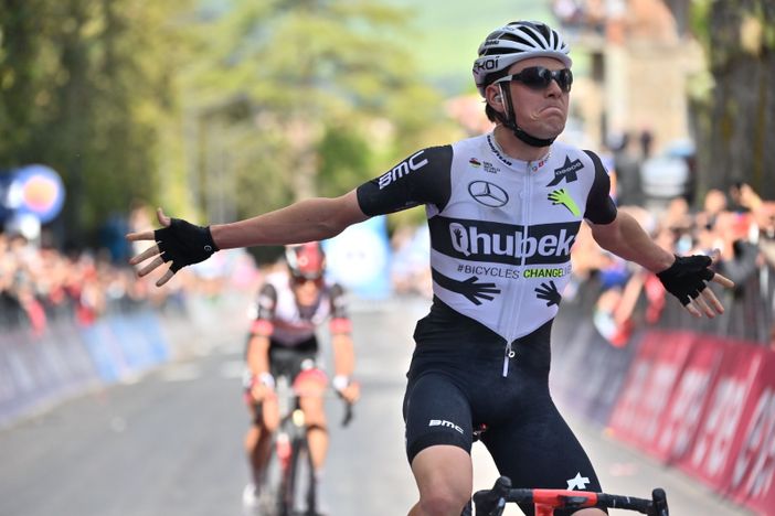 Mauro Schmid batte allo sprint Alessandro Covi a Montalcino