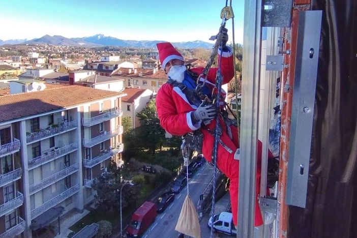 FOTO. Babbi Natale acrobati al Del Ponte per i bambini della Pediatria FOTO. Babbi Natale acrobati al Del Ponte per i bambini della Pediatria