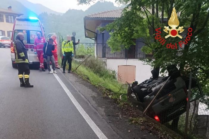 Si ribalta nella scarpata con l'auto: paura per una 26enne nel Comasco Si ribalta nella scarpata con l'auto: paura per una 26enne nel Comasco