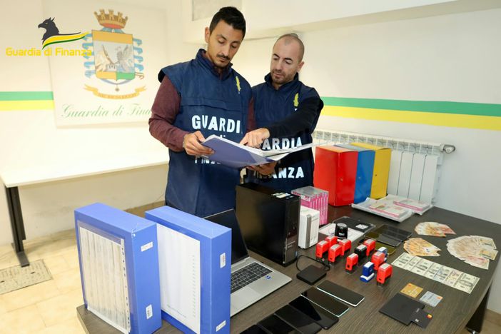 Evadono Iva per 50 milioni di euro e fanno la bella vita, marito e moglie arrestati dalle Fiamme Gialle Evadono Iva per 50 milioni di euro e fanno la bella vita, marito e moglie arrestati dalle Fiamme Gialle