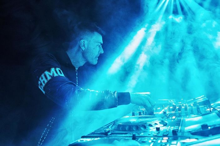 Gabry Ponte alla consolle (foto tratta dal profilo Facebook ufficiale dell'artista torinese)