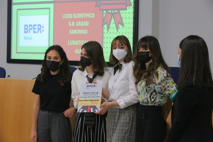 Le studentesse del liceo “Grassi” di Saronno premiate dalla banca. Sotto, tutti i vincitori