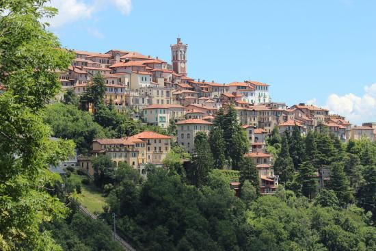 Oltre 150 persone al Sacro Monte con la navetta gratuita ecosostenibile che ha debuttato ieri Oltre 150 persone al Sacro Monte con la navetta gratuita ecosostenibile che ha debuttato ieri