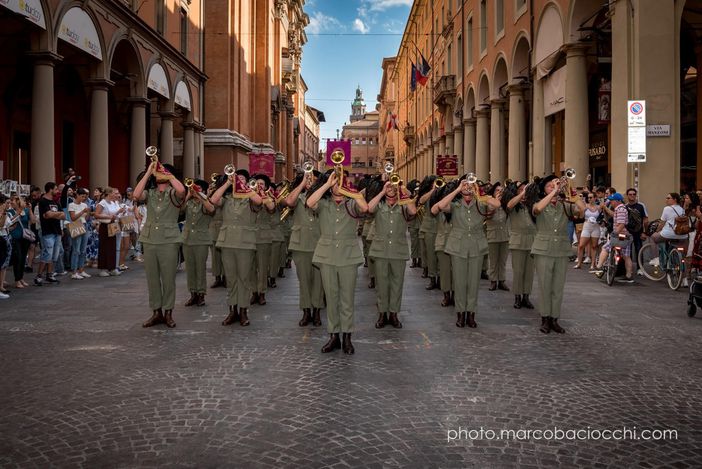 La fanfara che corre con la città: i Bersaglieri Tramonti-Crosta tornano a Busto Arsizio