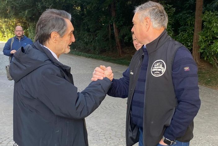 Attilio Fontana all'ingresso degli stati generali della salute questa mattina mentre saluta Rinaldo Ballerio