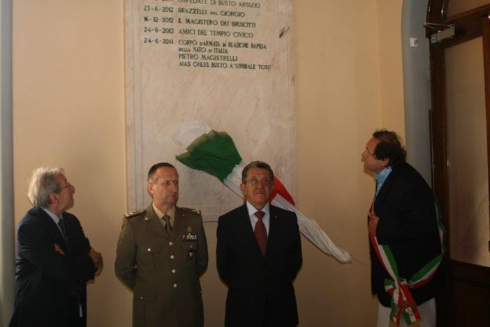 Pietro Magistrelli durante la scopertura della lapide con i benemeriti nel 2014
