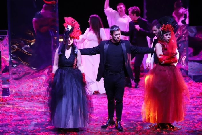 In scena il Don Giovanni di Mozart. L'opera lirica è giovane e contemporanea In scena il Don Giovanni di Mozart. L'opera lirica è giovane e contemporanea