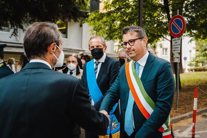Cassani, affiancato dal collega Antonelli, stringe la mano al presidente Fontana (foto pubblicata su Facebook dal sindaco di Gallarate)