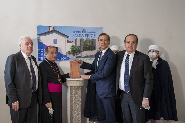 Prima pietra della casa Fabrizio Frizzi. I bimbi malati avranno accanto le famiglie anche grazie a Busto Prima pietra della casa Fabrizio Frizzi. I bimbi malati avranno accanto le famiglie anche grazie a Busto