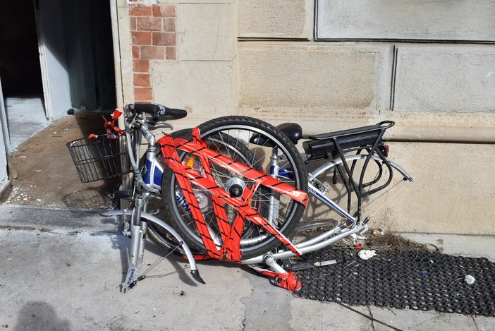 Blitz anti bivacco nella ditta abbandonata: cinque abusivi denunciati, trovate sei bici rubate