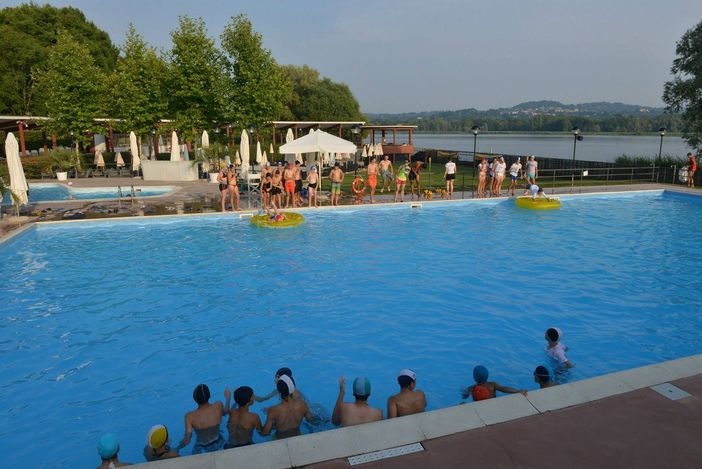 Adesso è davvero estate: domani riapre la piscina del Lido della Schiranna Adesso è davvero estate: domani riapre la piscina del Lido della Schiranna