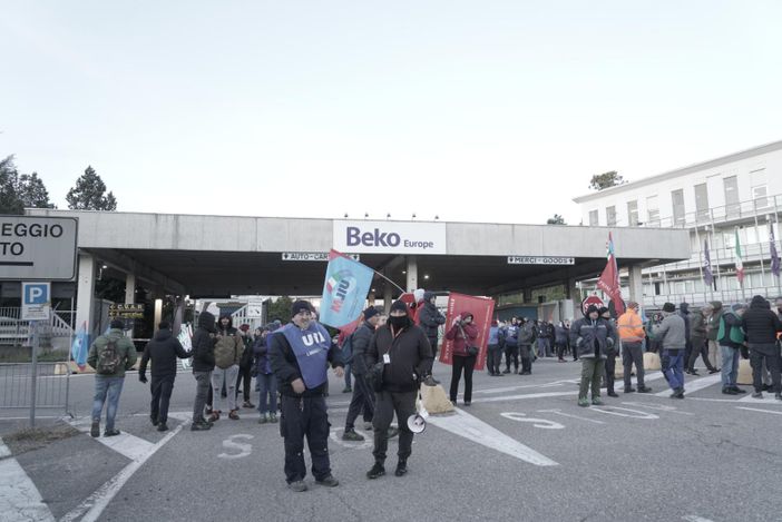 Sciopero e corteo alla Beko sulla provinciale a Biandronno. Il grido dei lavoratori: «Vogliamo lavorare, Cassinetta non si tocca» Sciopero e corteo alla Beko sulla provinciale a Biandronno. Il grido dei lavoratori: «Vogliamo lavorare, Cassinetta non si tocca»