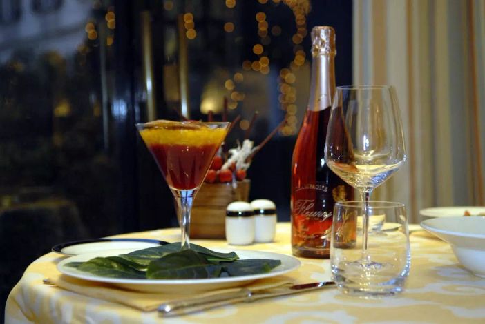 Cenone di Capodanno, da numero bicchieri a centimetri tra i piatti: cinque errori da evitare a tavola