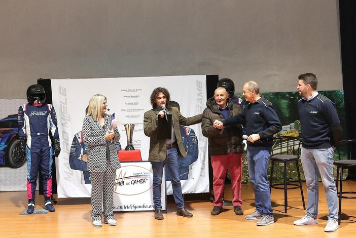 La foto postata da Rosanna, moglie di Mauro Miele, in ricordo di Mario Manzoni, terzo da destra La foto postata da Rosanna, moglie di Mauro Miele, in ricordo di Mario Manzoni, terzo da destra