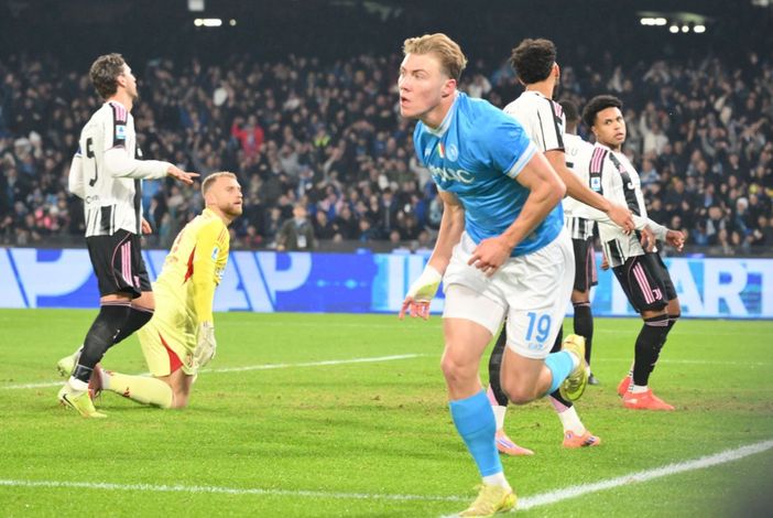 Il Napoli batte 2-1 la Juve e torna in vetta, doppietta di Hojlund