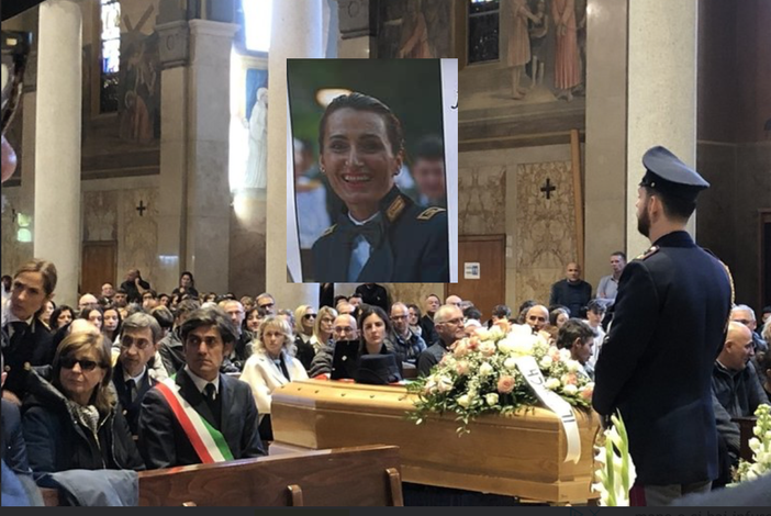 VIDEO. L’addio al vicequestore Antonella Iasilli: «Mamma, fino all’ultimo hai stretto la nostra mano e ci hai infuso la forza». Poi l'omaggio dei colleghi e della gente