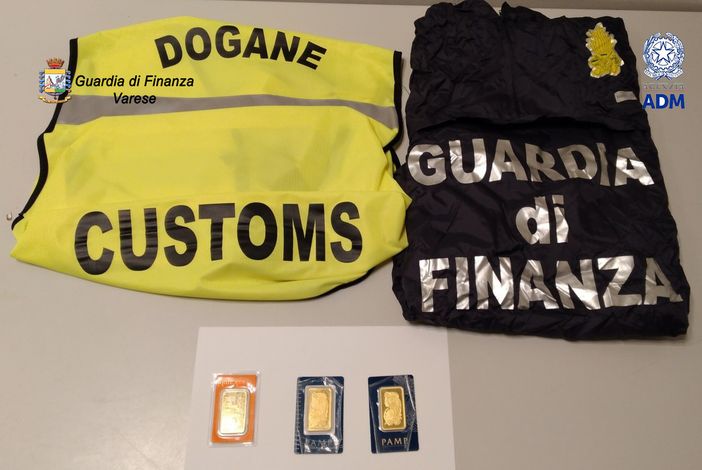 Malpensa, nasconde tre placchette d'oro nel bagaglio: passeggero denunciato per tentato contrabbando Malpensa, nasconde tre placchette d'oro nel bagaglio: passeggero denunciato per tentato contrabbando