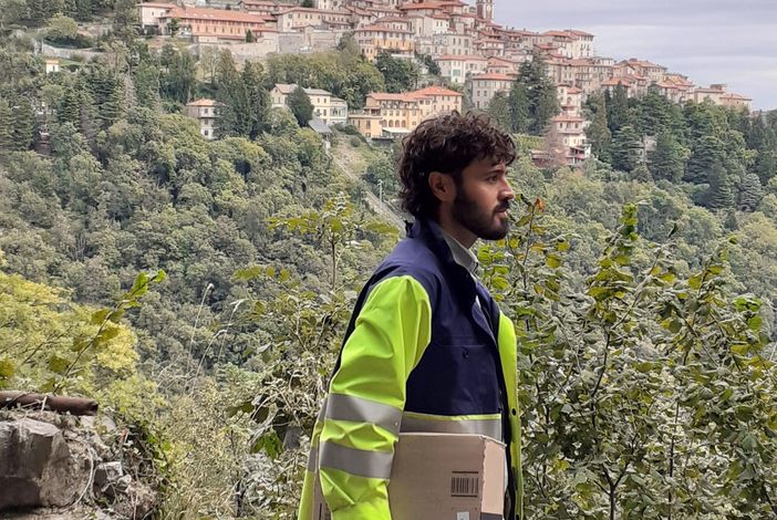 Leonardo Papaianni il postino del Sacro Monte al lavoro Leonardo Papaianni il postino del Sacro Monte al lavoro