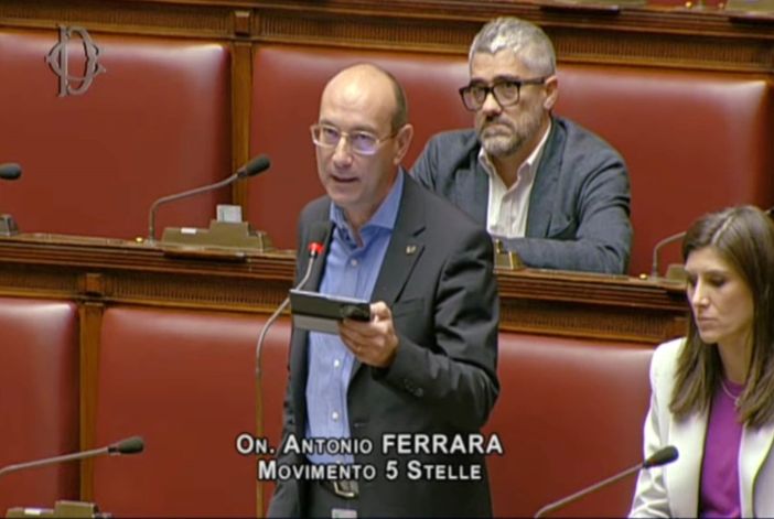 Il deputato varesino Ferrara di nuovo papà. L’applauso della Camera per il piccolo Luca Il deputato varesino Ferrara di nuovo papà. L’applauso della Camera per il piccolo Luca