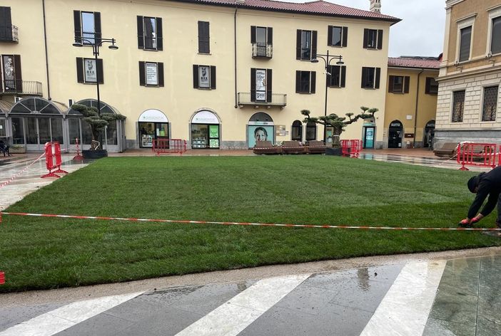 Busto, sotto la pioggia spunta il prato in piazza San Giovanni