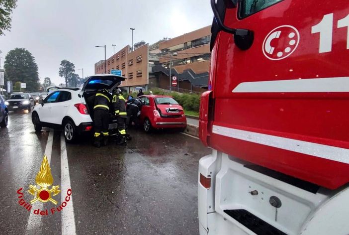Scontro tra due auto a Somma Lombardo lungo il Sempione Scontro tra due auto a Somma Lombardo lungo il Sempione