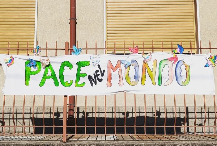 L’Istituto Maria Ausiliatrice per la pace nel mondo: striscione e flash mob per riflettere