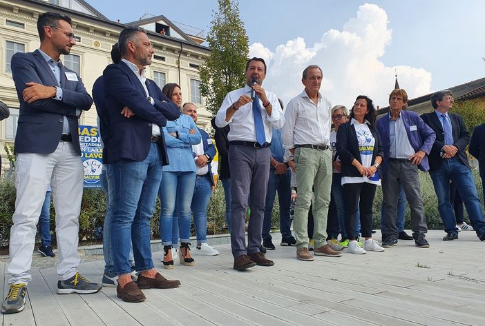 Salvini: «A Busto squadra che vince non si cambia». Dal palco i «no a ius soli, droga libera e obbligo vaccinale»