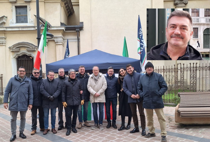 Il gazebo di FdI. Nel riquadro, Alberto Falciglia Il gazebo di FdI. Nel riquadro, Alberto Falciglia