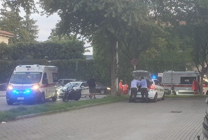 Incidente in scooter nel centro di Busto, ferito diciottenne