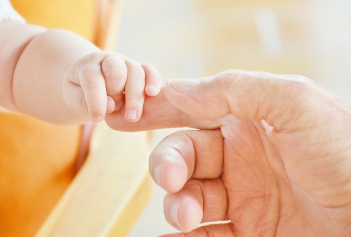 Il Cav in aiuto alle baby mamme