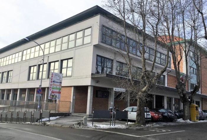 Vietati ombelico scoperto, vestiti corti e unghie lunghe: a Varese l’Istituto scolastico introduce il dress code Vietati ombelico scoperto, vestiti corti e unghie lunghe: a Varese l’Istituto scolastico introduce il dress code