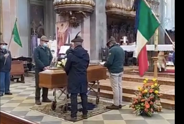 L'ultimo saluto a Pietro Magistrelli, con gli alpini e tutte le associazioni