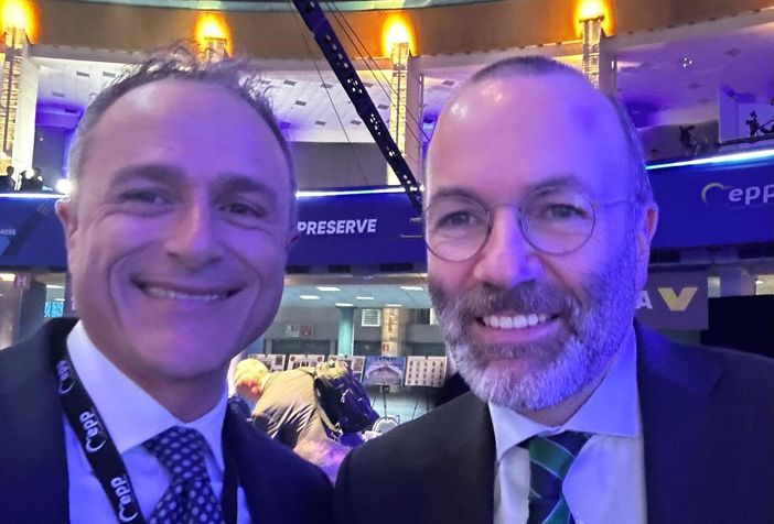 “L’intesa” fra Reguzzoni e il presidente del Ppe Weber: «La produzione dell’elettrico deve restare in Europa»