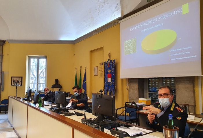 Super lavoro della Polizia locale, ma preoccupano le “bande” di giovani. L’assessore: «Interventi più incisivi». Il sindaco annuncia gli «stati generali della sicurezza»