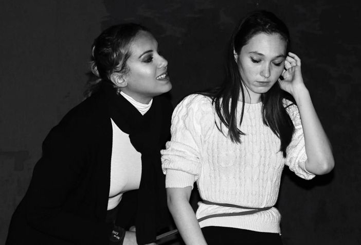 Una foto di scena. Sotto, i partecipanti alla conferenza stampa