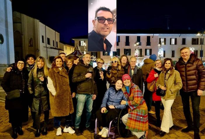 LA FOTO. Un compleanno importante, la piazza e la luce del ricordo di un amico LA FOTO. Un compleanno importante, la piazza e la luce del ricordo di un amico