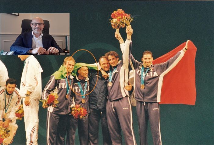 Daniele Crosta. Nell'ovale, il fiorettista sul podio di Sydney (per cortesia del maestro Giancarlo Toran). Nella foto piccola, lo psicologo, oggi, nello studio di Busto Arsizio