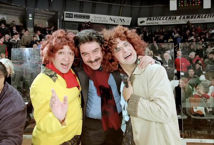 Nella foto di copertina un giovane Bruno Arena, nelle vesti di istruttore di minibasket, vicino a un altrettanto giovane Max Ferraiuolo, all'epoca giocatore della Divarese Varese