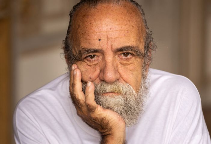 Giobbe Covatta con il suo nuovo spettacolo “Scoop (Donna Sapiens)” a Busto