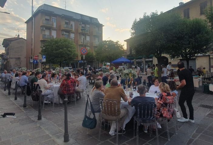 Pienone alla cena in piazza di Borsano, ora tocca a La Buca in via Salgari Pienone alla cena in piazza di Borsano, ora tocca a La Buca in via Salgari