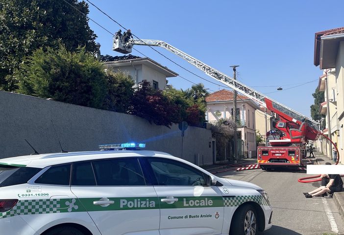 VIDEO. A fuoco il tetto del ristorante: paura, ma incendio domato VIDEO. A fuoco il tetto del ristorante: paura, ma incendio domato