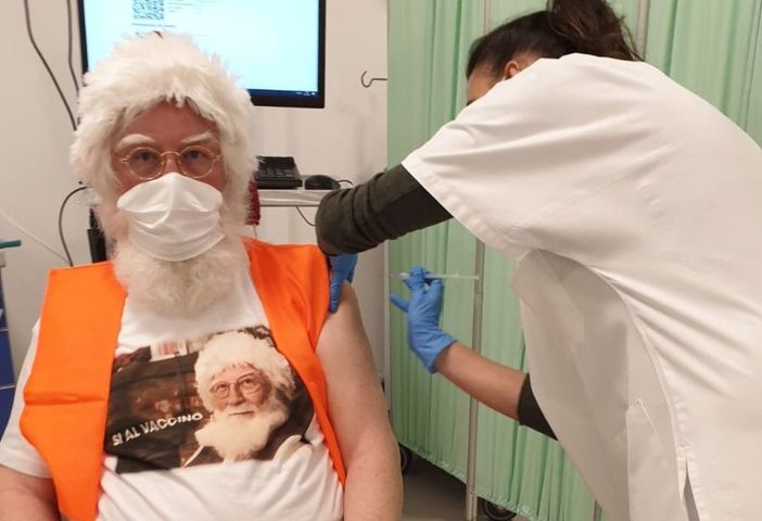 FOTO. Anche Babbo Natale si è vaccinato contro il Covid