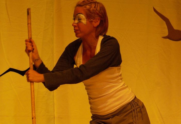 Un’immagine di Martina Luoni durante uno spettacolo dell’annata scolastica 2011/12, quando frequentava la classe terza del Liceo “Marco Pantani