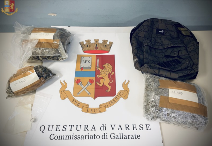 Sul marciapiede spunta uno zainetto abbandonato: dentro la polizia trova un chilo di droga