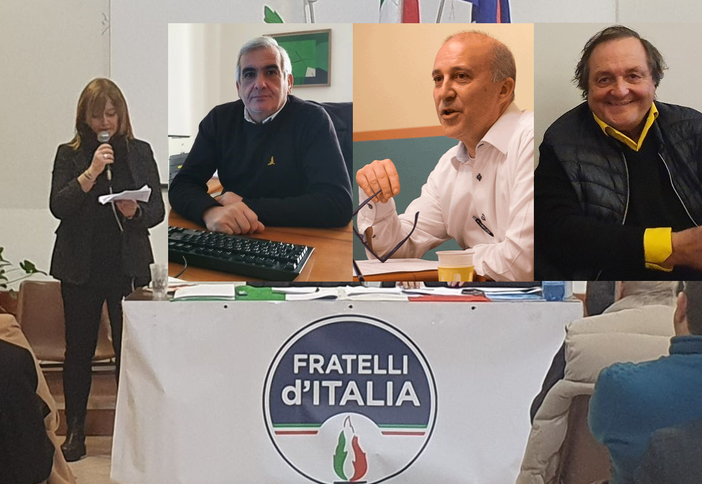 Laura Rogora mentre porta i saluti di Forza Italia al congresso di Fratelli d'Italia. Da sinistra: Orazio Tallarida, Alberto Riva e Gigi Farioli Laura Rogora mentre porta i saluti di Forza Italia al congresso di Fratelli d'Italia. Da sinistra: Orazio Tallarida, Alberto Riva e Gigi Farioli