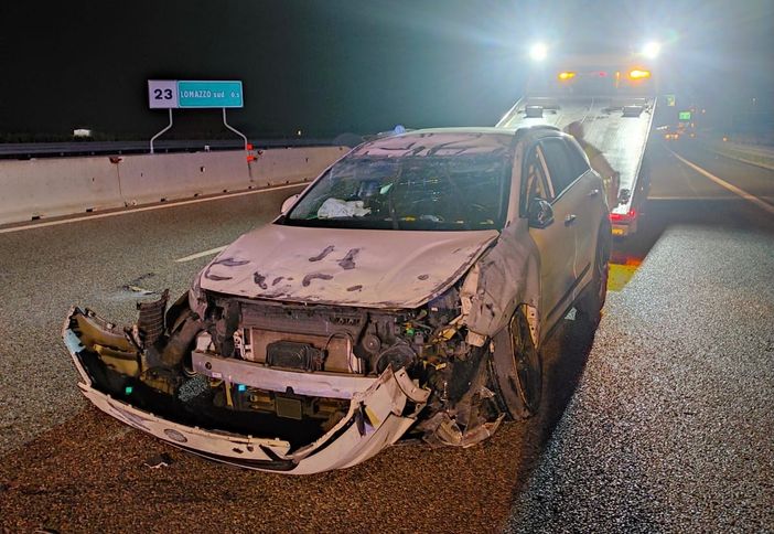 L'auto dopo l'incidente (foto da ilSaronno.it)