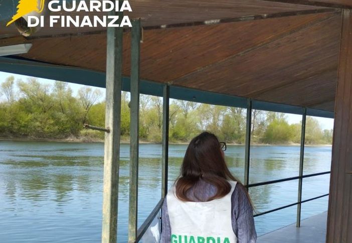 Casa galleggiante abusiva sul fiume Ticino, la Guardia di Finanza scopre mancati pagamenti per 85mila euro Casa galleggiante abusiva sul fiume Ticino, la Guardia di Finanza scopre mancati pagamenti per 85mila euro